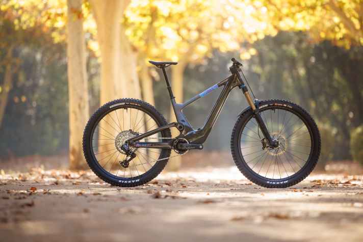 Voll integriert, voll trailtauglich: Das Scott Voltage eRide soll der Konkurrenz um Specialized Levo SL und Santa Cruz Heckler SL das Fürchten lehren.