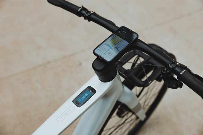 Mit einer App kann das Scott Silence mit dem Smartphone verbunden werden. Das ermöglicht ein einfaches Anpassen und Steuern des Bikes. Ein minimalistisches LED-Display im Oberrohr gibt auf einen Blick alle wichtigen Informationen, wie den Akkustand in %, die Reichweite in km und den Modus. Dank des integrierten Powermeters sind auch die Trittfrequenz und die Wattzahl abzulesen.