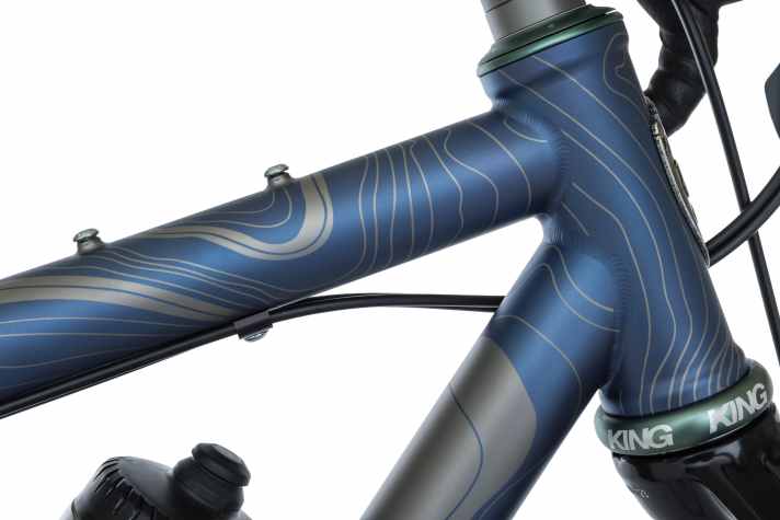 Die einzigartige Topo-Anodisierung ist streng limitiert und macht das Moots Scrambler zum Sammlerstück.