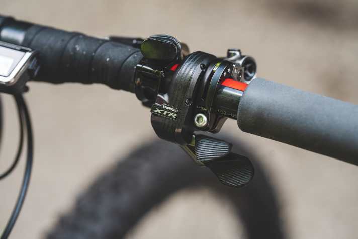 Alt: Dem alten Shimano XTR Di2 Schalthebel war sein elektronisches Innenleben haptisch anzumerken.