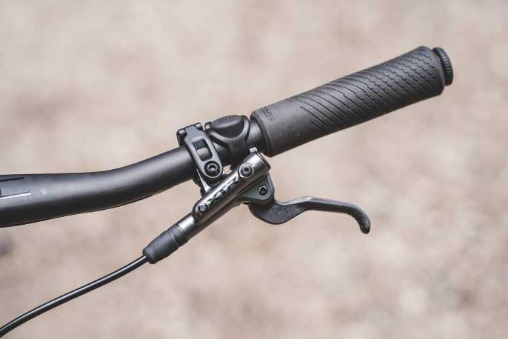 Rein optisch ist der Unterschied der Crosscountry-Bremshebel zum Vorgänger gering. Er baut deutlich schlanker als das Enduro-Modell.