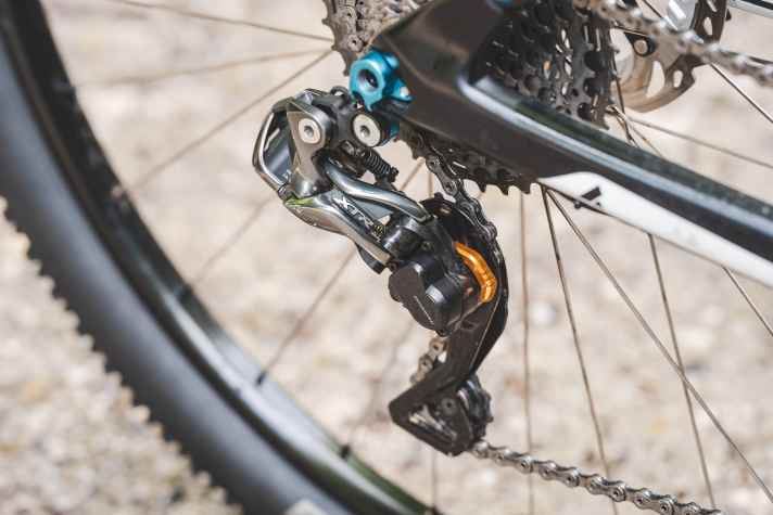 Alt: Im direkten Vergleich wirkt die Shimano XTR Di2 von 2016 fast schon filigran. Die Energie fürs elektrische Schalten stellt ein Kabel bereit.