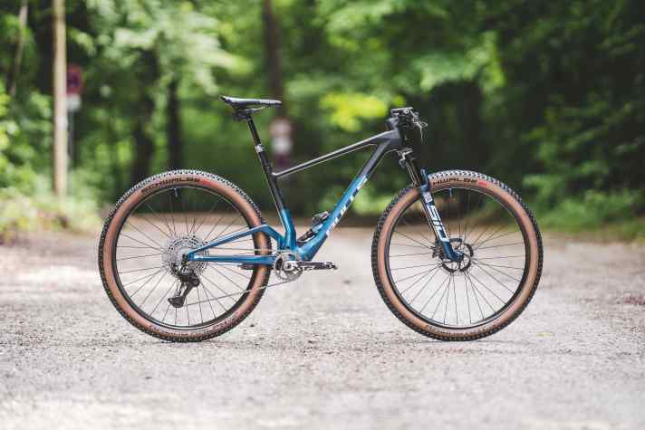 Das persönliche Bulls Wild Edge Team von Karl Platt: Die ersten Meter auf den neuen Shimano-Teilen fuhr der Marathon-Weltmeister gemeinsam mit den Testredakteuren von BIKE.