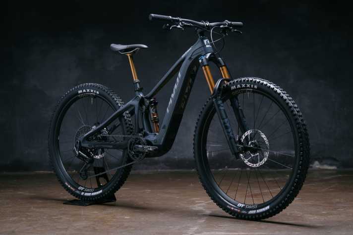 Das Pivot Shuttle SL/AM kommt in der Größe XS mit kleinem Hinterrad und Dämpfer ohne Ausgleichsbehälter. So passt der Range Extender selbst in der Mini-Größe.