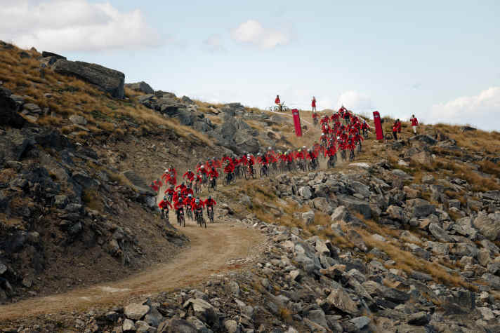 Verkehrte Welt: Die Profi-Racer starten zuletzt und müssen alle Füchse überholen. Hier überholen die Racer Remy Morton und Brook McDonald beim Red Bull Fox Hunt 2023 in Wanaka, New Zealand .