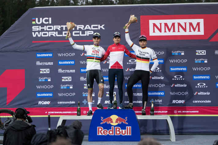 Beißt sich durch: Tom Pidcock ganz oben auf dem Treppchen, hier in Nove Mesto im Mai 2023.