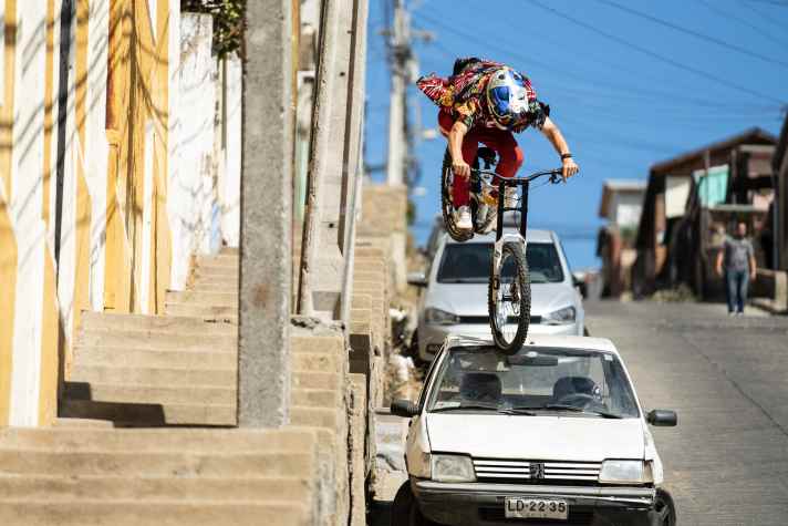 Valparaíso in Chile ist bekannt für seine steilen Strassen. Perfekt für Fabio Wibmers Stunts. Hier nutzt Fabio die Windschutzscheibe eines alten Peugeots als Landung. Ganz bestimmt mit Einwilligung des Eigentümers.