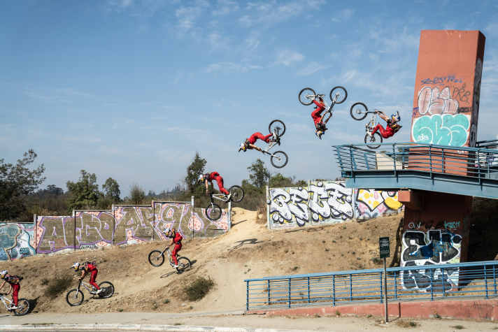 Dank Mini-Ramp findet Fabio überall Stunts. Eine Schräge hielt als Landung her.