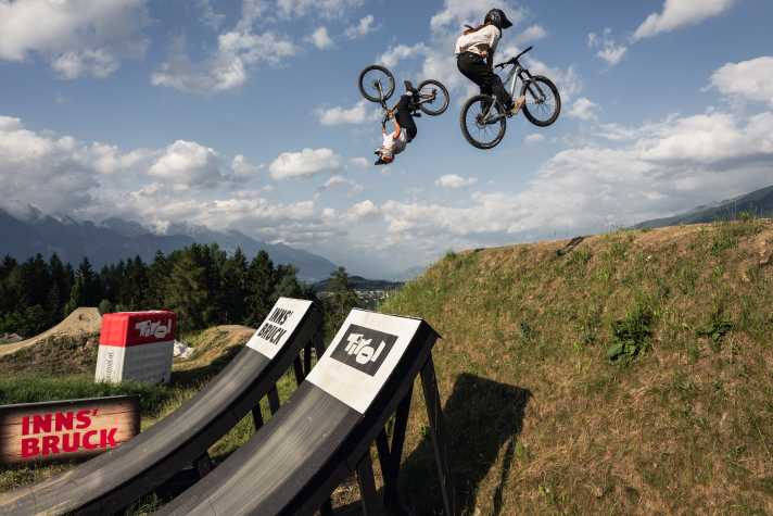 Harriet Burbidge-Smith (hinten) und Patrica Druwen (vorne) beim Crankworx Speed and Style in Innsbruck