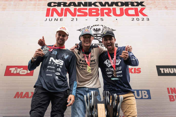 Slopestyle-Helden: Dawid Godziek, Emil Johansson and Lucas Huppert feiern ihr Podium beim Crankworx Slopestyle in Innsbruck 2023.