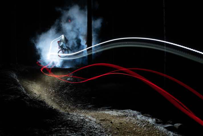 Lichtspiele: Daniel Swanbeck rauscht über den winterlichen Trail in Källviken/Schweden bei Nacht. Die Lichteffekte qualifizierten das Foto für den hochkarätigen Wettbewerb Red Bull Illume.