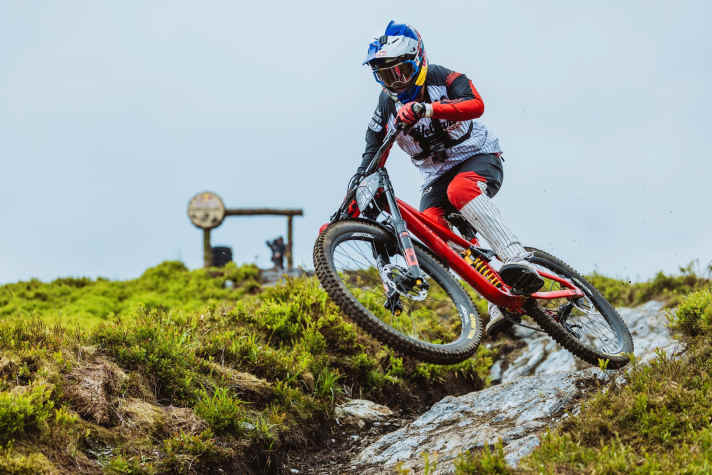 Youtube-Star Matt Jones hakt alle Mutproben ab im Gravity-Sport. Leider platzte der Reifen in seinem Final-Run.