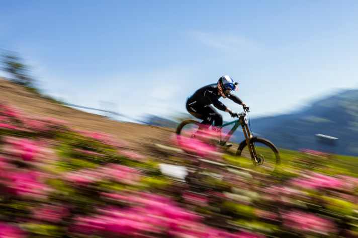 Die Enduro-Racer (EDR) müssen sich mit 7 Worldcup-Stopps zufrieden geben, immerhin ein Stopp mehr als noch 2024. Die DH-, und XCO/XCC-Racer dürfen sich auf ganze 10 Stopps freuen.