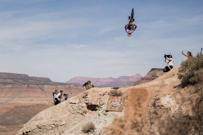 Robin Goomes backflipt bei der Red Bull Rampage 2024.