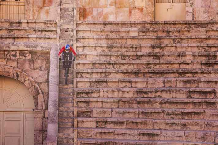 Tomáš Slavík spielt Gladiator im Amphitheater von Amman, Jordanien. | Foto; Farras Oran / Red Bull