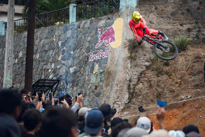 Juanfer Velez beim kniffeligen Wallride in Valparaiso