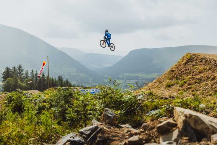 Dickes Ding: der 90-Footer. Zwei dieser fast 30-Meter-Jumps stecken im Hardline-Track. Nur machbar, wenn der Windsack nach unten zeigt. Hier fliegt Vorjahressieger Ronan Dunne.