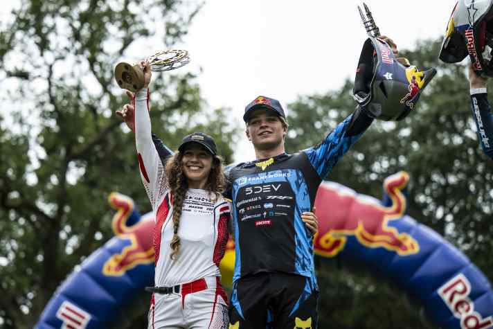 Das Gefühl gibt’s für kein Geld der Welt: Asa Vermette und Louise Ferguson gewinnen die Redbull Hardline in Dinas Mawddwy, Wales 2025.
