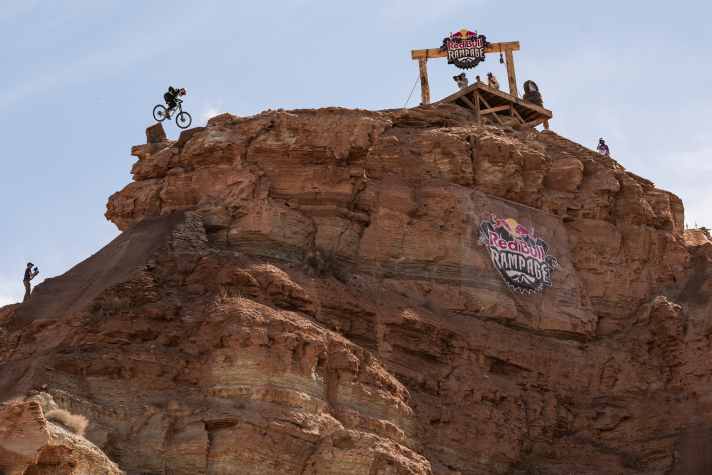 Schreckmoment: Thomas Genon dreht einen 360er direkt unterm Gipfel und landet nur Zentimeter vom Abgrund entfernt. 10 cm weiter links und er wäre abgestürzt.