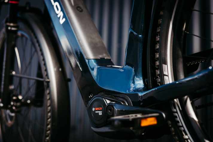 Der Bosch CX Motor hat mit 85 Nm genug Power, Mensch und Gepäck auch steile Straßen hinauf zu befördern.