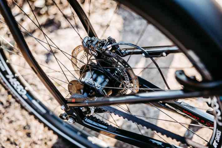 Das Topmodell kommt mit elektronisch betätigter Rohloff-Nabenschaltung und wartungsarmem Riemen.