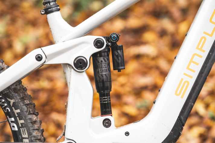 Der Hinterbau des Simplon Rapcon EPinion präsentiert sich traktionsstark und komfortabel. 160 Millimeter Federweg bietet in unserem Test kein anderes Bike im Heck.