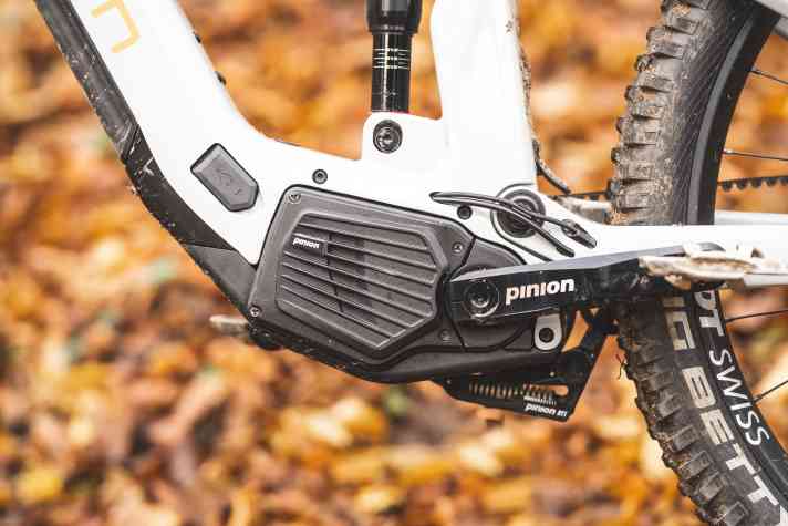 Großzügige Kühlrippen an der Pinion MGU sollen einen Hitzestau in der Einheit aus E-Bike-Motor und Getriebe verhindern.
