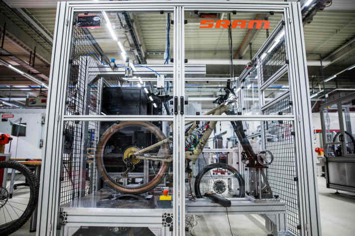 Auf dem hauseigenen E-Bike-Rollenprüfstand testete Sram verschiedenste Systeme. Am Ende des Prozesses stand die Entscheidung für den Brose Drive SMag.