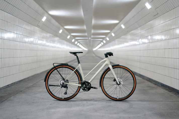 Der Midstep-Rahmen in Chalk-Weiß macht sich gut in der kühlen Tunnelumgebung - aber auch im bunten Treiben der Stadt.