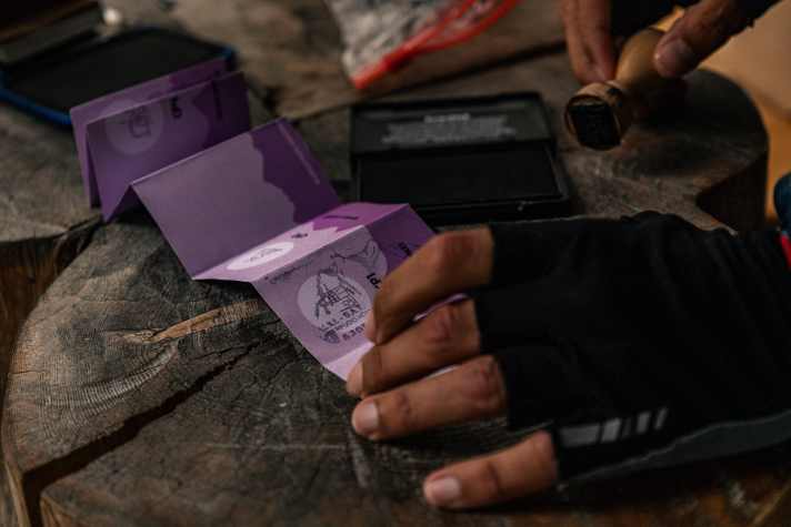 An jedem Checkpoint gibt es einen wohlverdienten Stempel