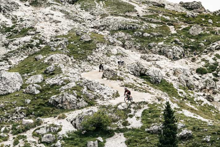 In den großen Bergen wirken werden die Radfahrenden ganz klein