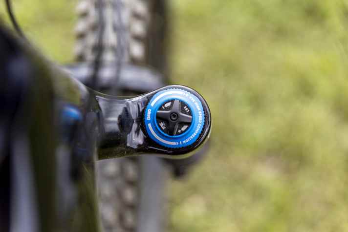 Das starke Fahrwerk mit der Fox 38 mit Grip2-Dämpfung verleiht dem Bike massig Schluckvermögen auf harten Abfahrten.