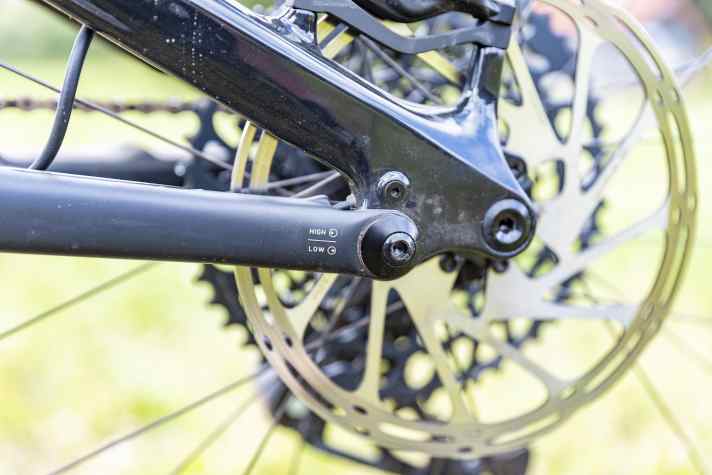 High oder low? Der Flipchip in der Kettenstrebe verändert Tretlagerhöhe, Strebenlänge und die Winkel des Bikes.