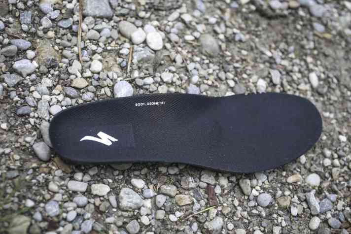 Specialized vermisst seit 25 Jahren Radsportler, um ergonomisch perfekte Komponenten aus den Daten entwickeln zu können. Auch die Einlegesohle ist ergonomisch geformt