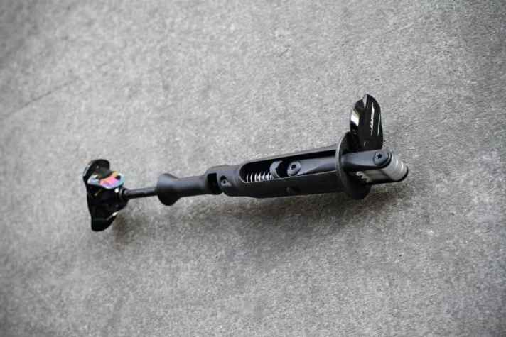 Das Specialized Swat conceal carry Tool wird, anstelle einer Kralle, im Steuerrohr verschraubt. Am unteren Ende hat ein Kettenglied Platz.