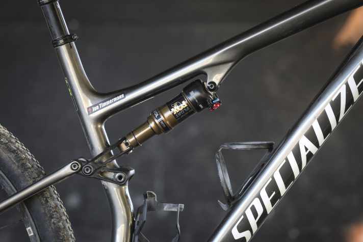 Um das Specialized Epic auf Trail zu trimmen kommt ein Dämpfer mit etwas mehr Hub zum Einsatz. Auf die Plattform-Verstellung vom Lenker aus muss das Epic Evo leider verzichten.