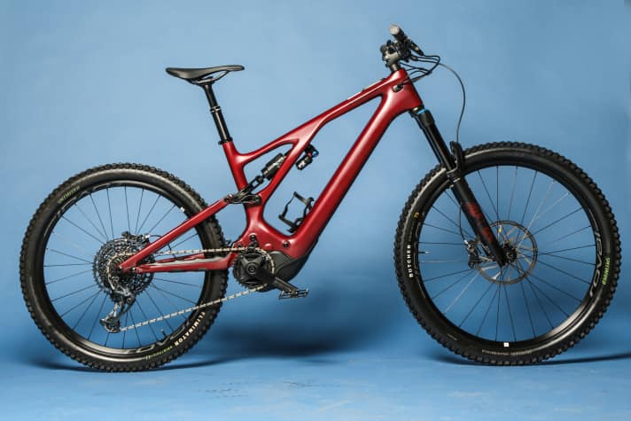 160 / 150 Millimeter Federweg, Laufradmix und 22,5 Kilogramm. Das Specialized Turbo Levo liegt nur auf dem Papier nah an der All Mountain Kategorie. Im Gelände offenbart das Bike echte Enduro-Qualitäten.