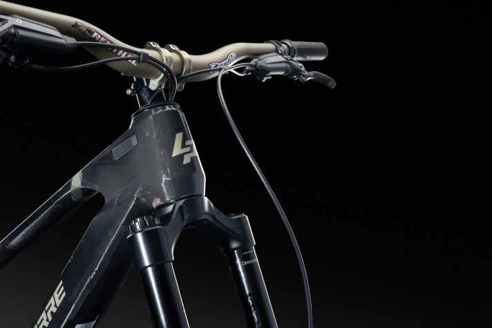 Im Steuersatz ist ein Lenkanschlagsbegrenzer integriert. Zusätzlich verhindert ein Gummischutz unter dem Unterrohr Einschläge am Rahmen