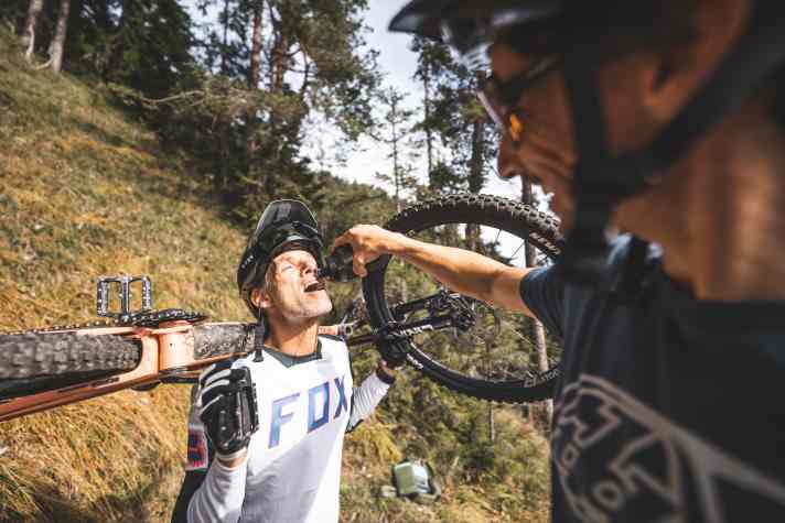 Hydrate or die: Noch helfen sich die zwei Brüder.