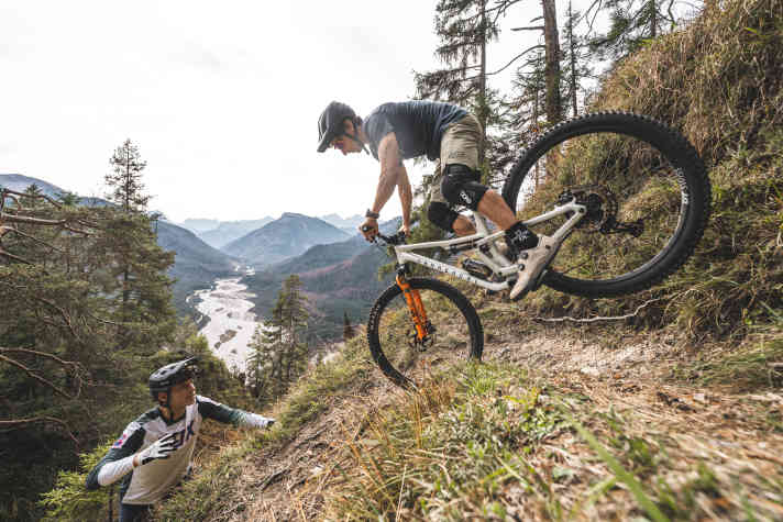 Zwei Brüder, ein Trail mit rund 60 Spitzkehren: Der Selbstversuch. Wer schafft es mit weniger Fuss-Absetzern?