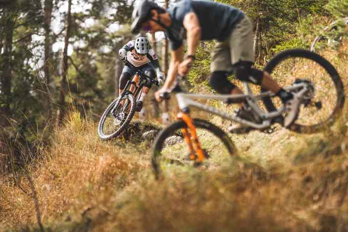 Im Flow: Gegen Ende des Trails läufts geschmeidig: Dimi scrubbt (hinten) Laurin schwenkt (vorne).