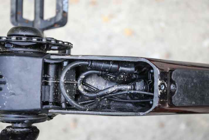 Hier lässt sich der Akku entnehmen. Bei unserem ersten Testbike war allerdings das Kabel außen am Rahmen zu kurz, der Verteiler blockierte die Entnahme. In Serie soll es anders sein, eng wird’s aber auf jeden Fall.