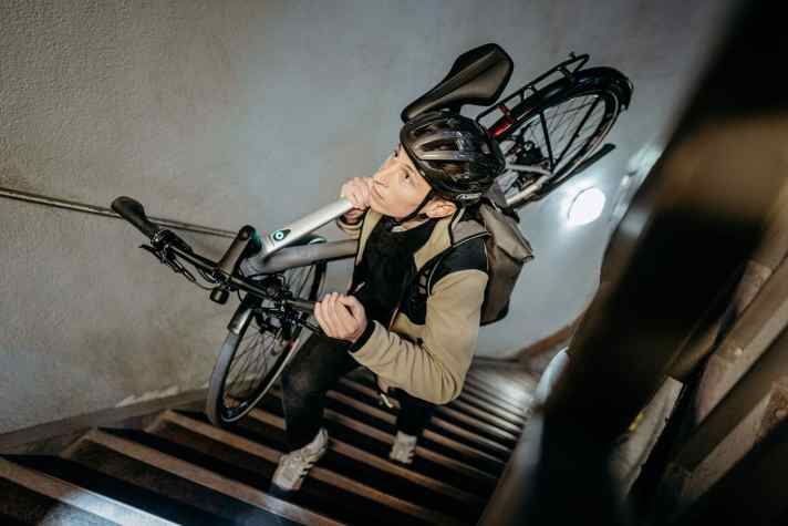 Nur 17,5 Kilo bringt das Stevens E-Strada als vollausgestattetes Light-Assist-E-Bike auf die Schulter