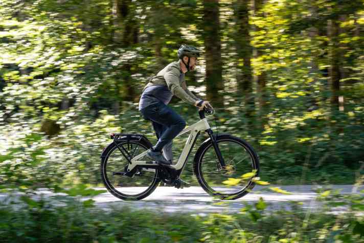 Locker Dahindüsen. Mit leisem Motor und schnellen Reifen mit Gravel-artigem Profil macht das Explore E+ auch auf Strecke Spaß.