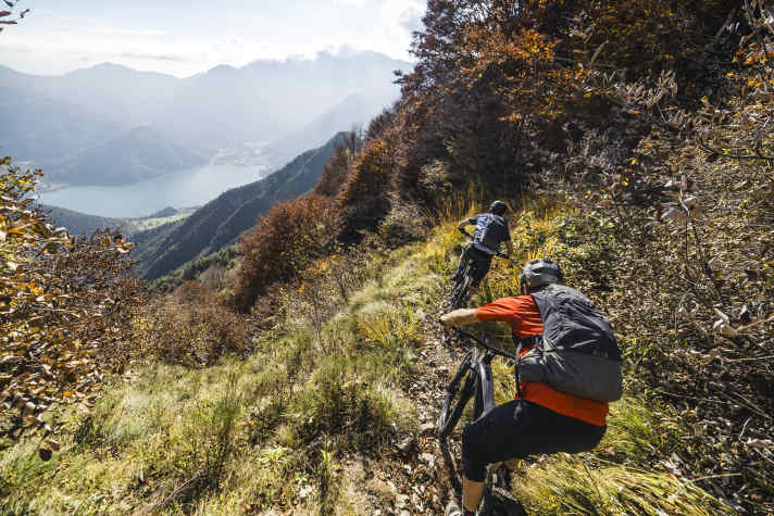 Mit dem E-MTB erreicht man selbst am Gardasee noch unbekannte Trail-Einstiege. So wie diesen, der sich zum Ledrosee hinunter windet.