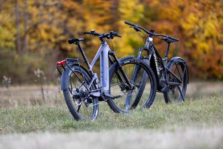 Giant Stance E+ oder Specialized Tero X: Welches SUV für unter 4500 Euro der beste Allrounder ist, haben wir ausführlich getestet.