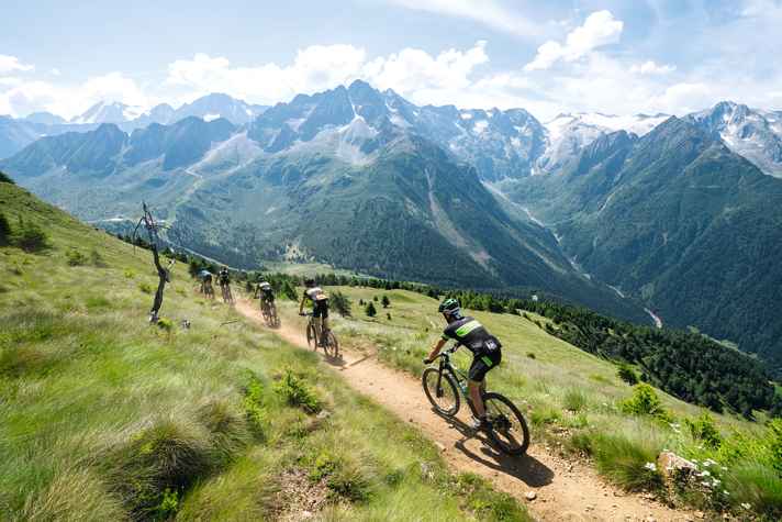 Und plötzlich tut sich die große Kerbe des Val di Sole auf. Bei einer Königsetappe gilt mehr denn je: konzentriert bleiben und keine Stürze oder Defekte riskieren.