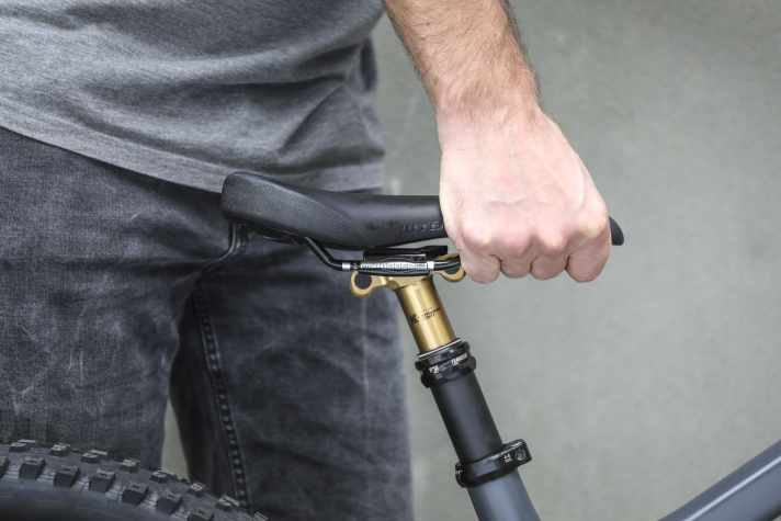 Das Bike an der Stütze hochheben? Vor allem bei schweren E-Bikes keine gute Idee