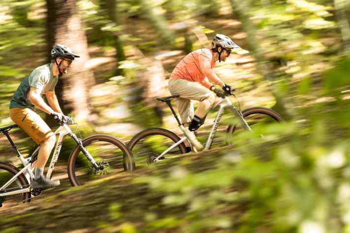 Beflügelt im Uphill: Ein leichter Carbon-Laufradsatz spart an Cross Country-Mountainbikes wertvolle Gramm ein.