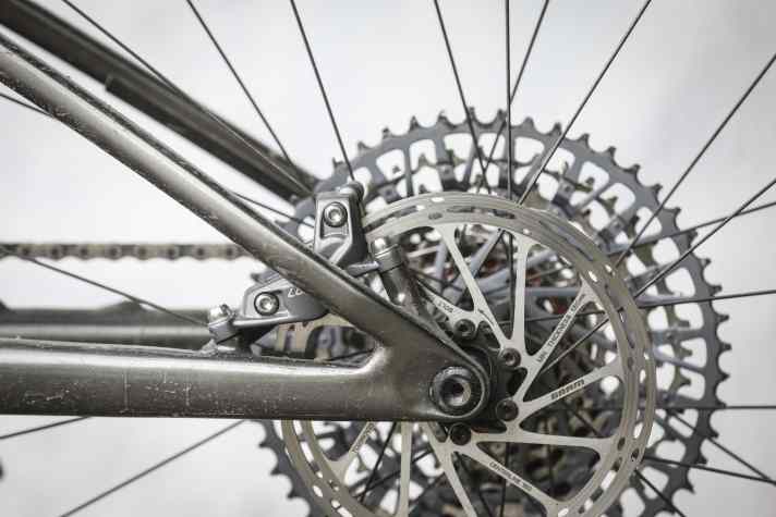 Die Sram Level Stealth Bremsen konnten trotz vier Kolben im Dauertest weder mit Power, noch mit Haltbarkeit der Beläge glänzen.